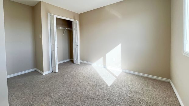 Stunning 3+1 Bed Duplex With Double Garage And Direct Green Space Access In Laurel - Photo 1