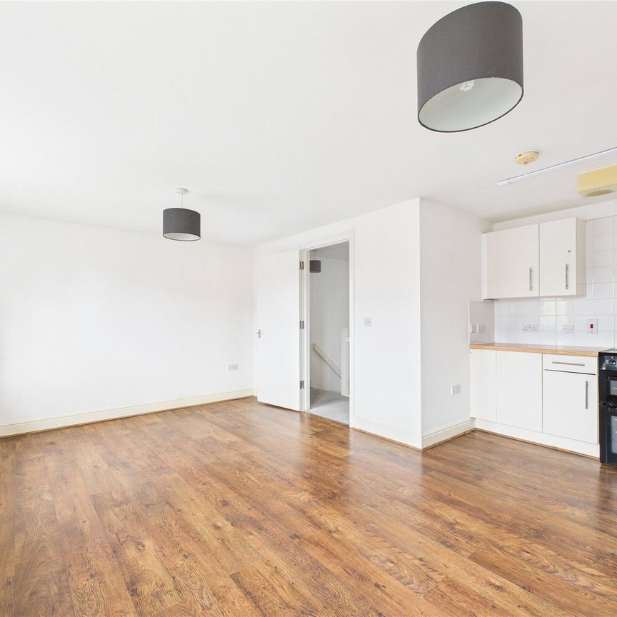 1 bedroom Flat in Dedworth Road, Windsor - Photo 1