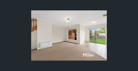 DELIGHTFUL THREE BEDROOM TOWNHOUSE - Photo 2