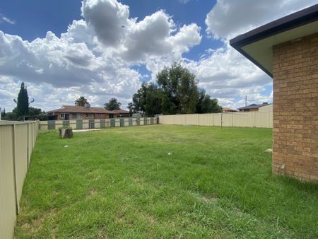 WEST TAMWORTH - Three Bedroom Home - Photo 4