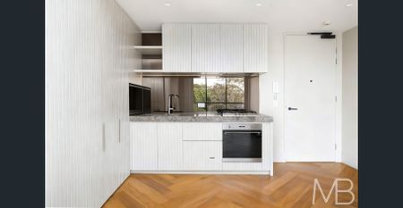 URBAN SOPHISTICATION MEETS VILLAGE CHARM - Photo 2