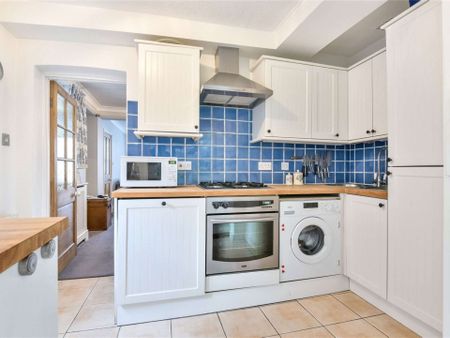 Attractive two bedroom semi-detached cottage in the Pantiles area - Photo 2