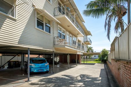 Well presented unit close to the beach and local shopping precinct. - Photo 2