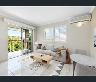 Top-Floor Apartment in the Heart of Coorparoo! - Photo 1