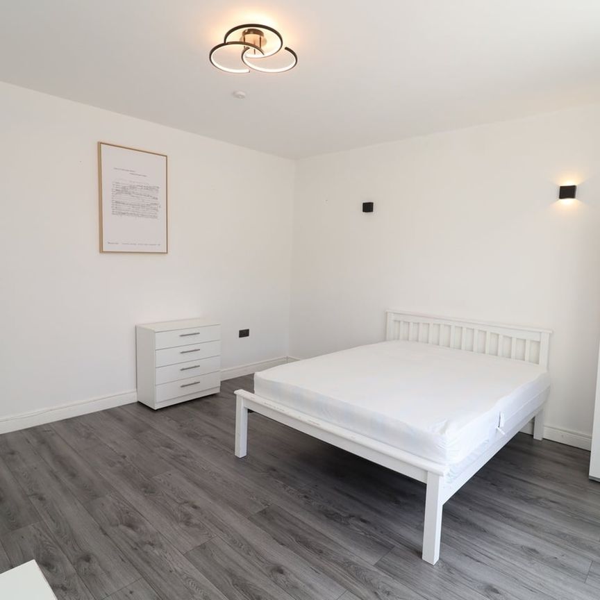 Room in a Shared House, Leigham Court Road, SW16 - Photo 1