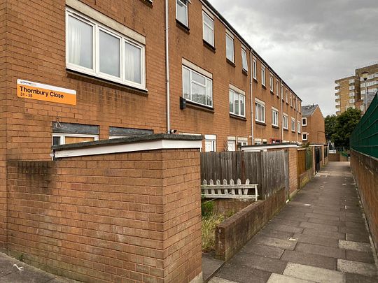 Room 4, Thornbury Close, N16 8UX - Photo 1