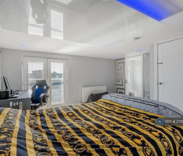 4 bedroom semi-detached house to rent - Photo 2