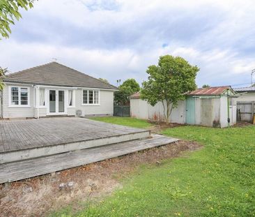 RICCARTON – RENOVATED 4 BEDROOM/2 BATHROOM, 2 X GARAGES, HEAT PUMP - Photo 2