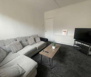 Spare Bedroom// Modern Ensuite Property// Available Now, LN5 - Photo 2