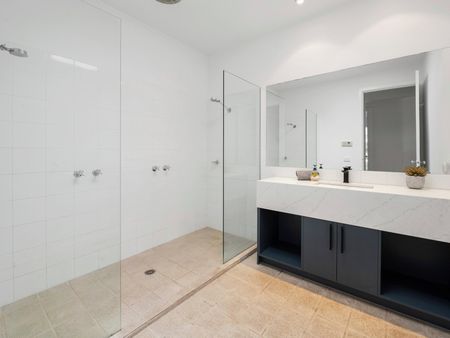 Luxurious Fully Furnished Coastal Retreat! - Photo 4