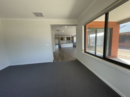 FOUR BEDROOM HOME ! - Photo 3