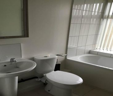 3 bedroom flat to rent - Photo 4