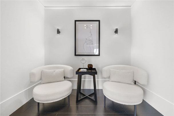 A magnificent 11th & 12th floor modern duplex (Penthouse) with a large private roof terrace in a popular and well run residential block with 24 hour porterage and communal gardens. Minimum Tenancy Length: Minimum 12 months EPC rating: D | Council Tax Band H - Photo 1