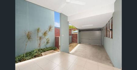 CONTEMPORARY TOWNHOUSE - GREAT CENTRAL LOCATION - Photo 3