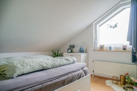 Mit Blick in die Ferne und Wohlfühlgarantie: Ideal geschnittene 3-Zimmer Wohnung mit Einzelgarage! - Photo 2