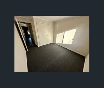 MODERN EXECUTIVE TOWNHOUSE! - Photo 2