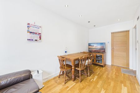1 bedroom Flat in Park Street, Surrey - Photo 2