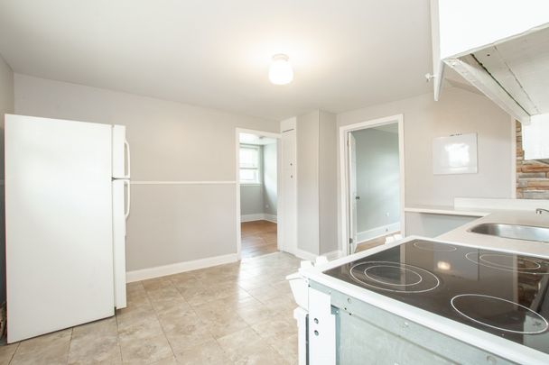 Spacious 2 Bedroom Upper Unit in Welland!! - Photo 1