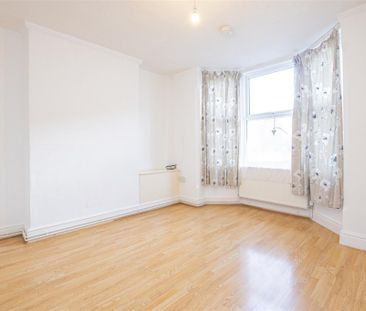 1 bed Flat To Let - Photo 4