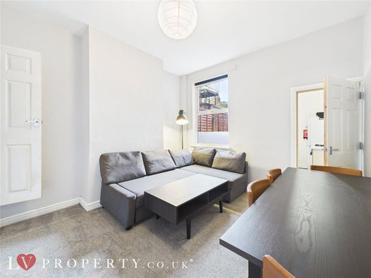 4 bedroom terraced house to rent - Photo 1