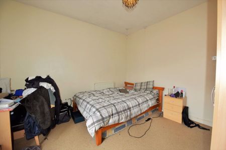 2 bedroom House in Chiswick Terrace, Leeds - Photo 3