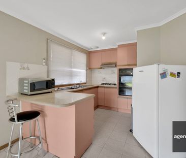 Stunning Family Home in Altona Meadows! - Photo 3