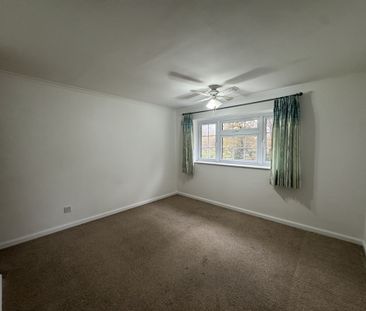 Punch Copse Road, Crawley - Photo 1