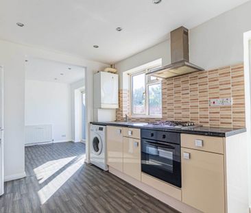 3 bed Terraced for rent - Photo 3