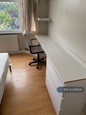 1 bedroom in a house share to rent - Photo 4