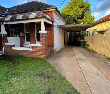 Unfurnished 2 Bedroom Duplex with Backyard - Photo 4