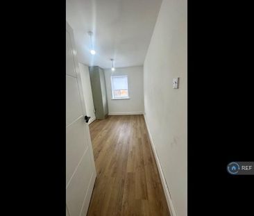 4 bedroom semi-detached house to rent - Photo 3