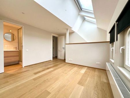 Exceptionally charming, RENOVATED house in a quiet street - Photo 2