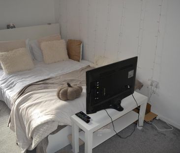 4 bedroom end of terrace house to rent - Photo 2