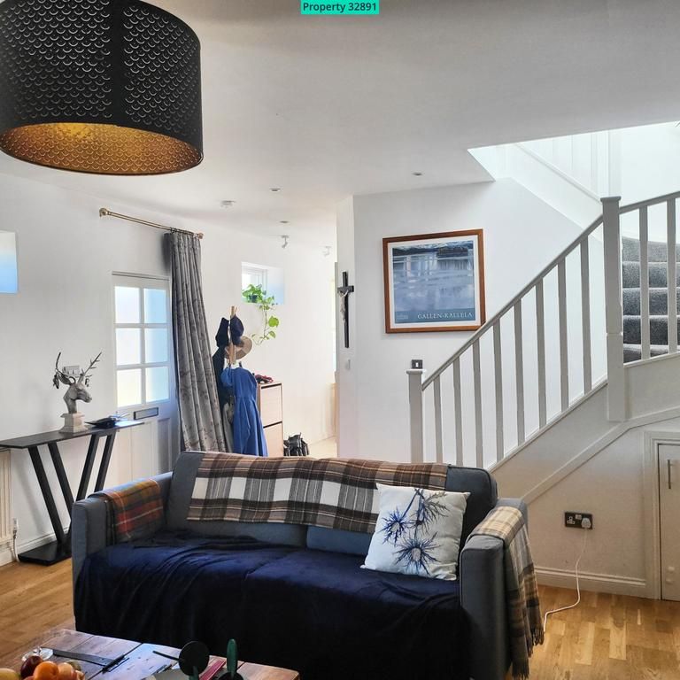 3 bedroom coach house to rent - Photo 1