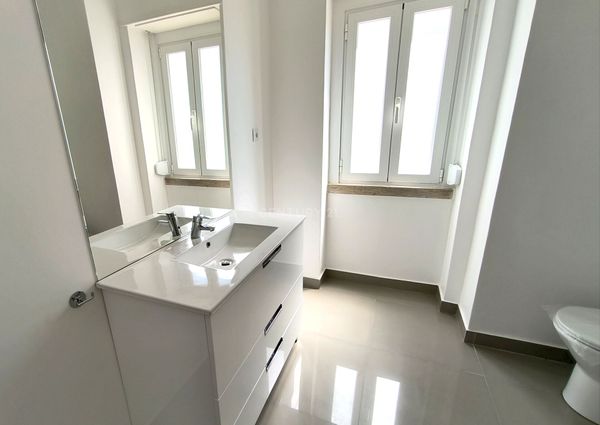 T3+1(com sala dupla) a estrear depois de remodelado, imóvel com excelente localização na Av. Roma com duas grandes varandas