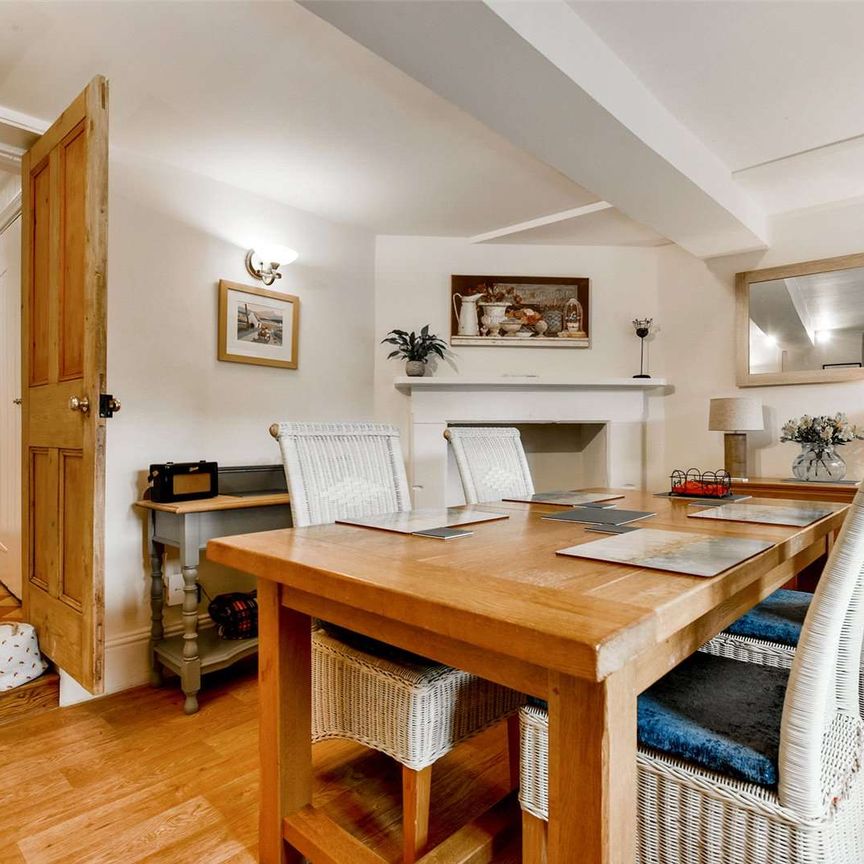 Beautifully presented two bedroom semi-detached cottage in the heart of Quenington. - Photo 1