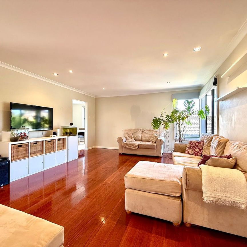 Low Maintenance Modern Living – East Doncaster Secondary College Zoned! - Photo 1