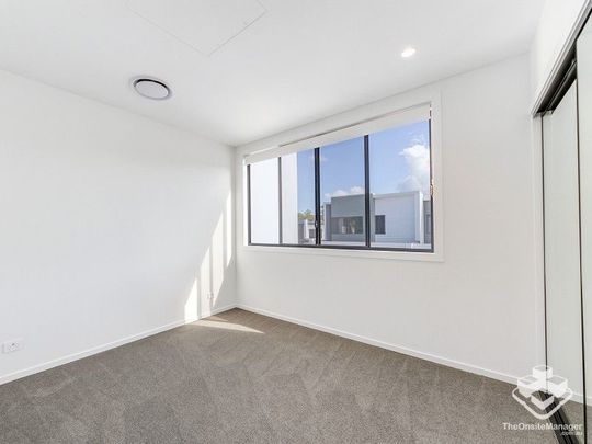 Morden townhome in great central location! - Photo 1