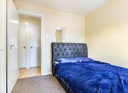 Caroline Close - Photo 4