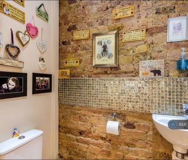 4 bedroom semi-detached house to rent - Photo 5