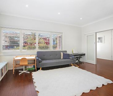 A Family-Friendly Contemporary Comfort in Prime Ryde Location - Photo 1