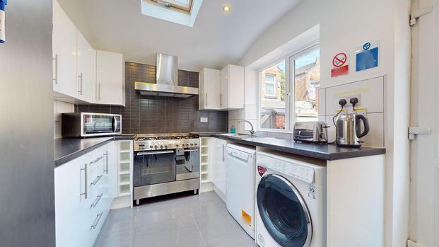 5 bedroom terraced house to rent - Photo 1