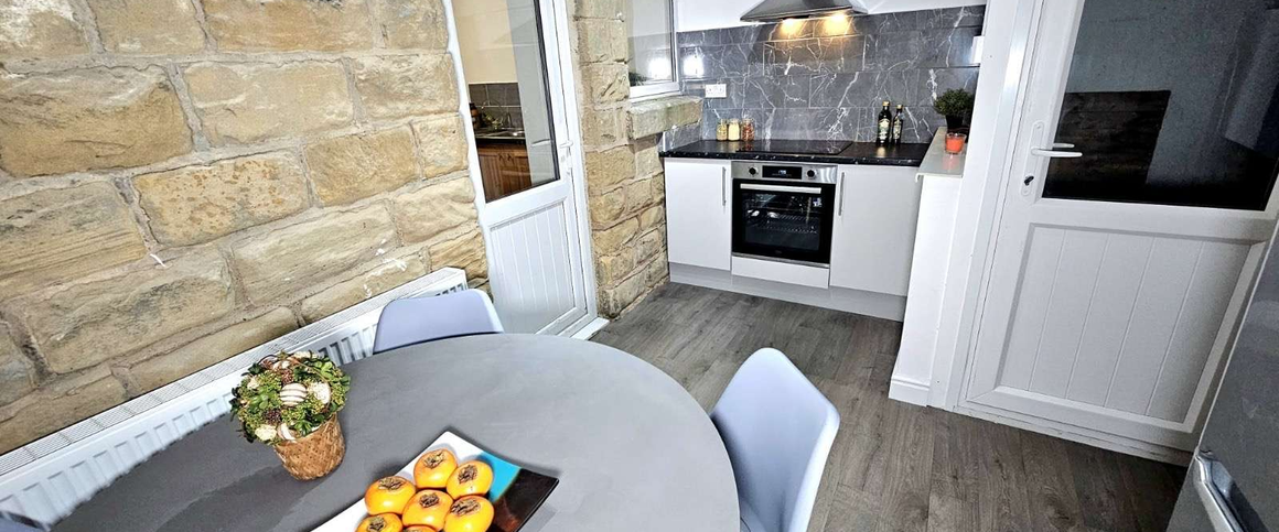 School Street Room 5 - Photo 1