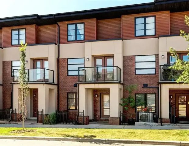 Spacious 3 bedroom, 3 bathroom townhome with double garage | 29 Aspen Hills Green Southwest, Calgary - Photo 1