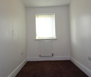 3 bedroom end of terrace house to rent - Photo 2