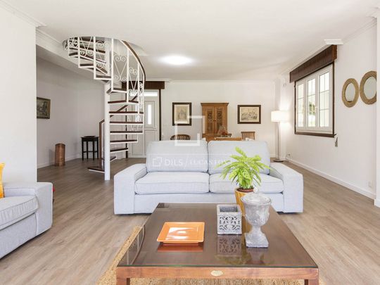 A fantastic well-built villa for short term let offering 8 bedrooms, a good layout, lovely views and a large plot in Donas-Gondomar, Pontevedra - Foto 1