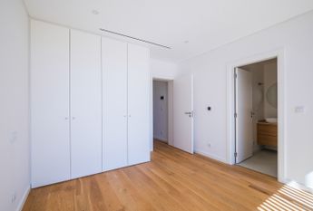 Moradia T6 de arquitetura moderna inserida no Golfe de Oeiras