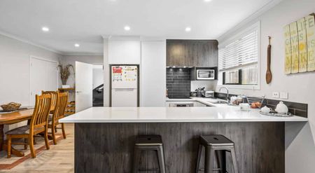 Private home with low maintenance section! - Photo 3