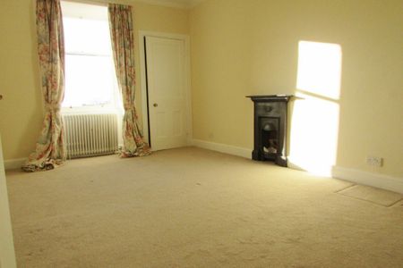 To Let 4 Bed Flat - Photo 2