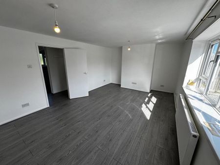 3 bedroom flat to rent - Photo 2